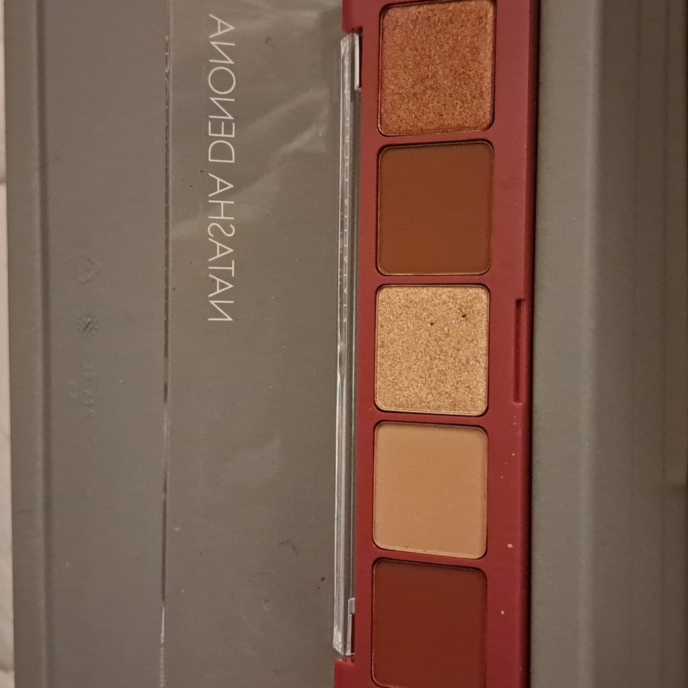 Eye shadow - Picture 3 of 3